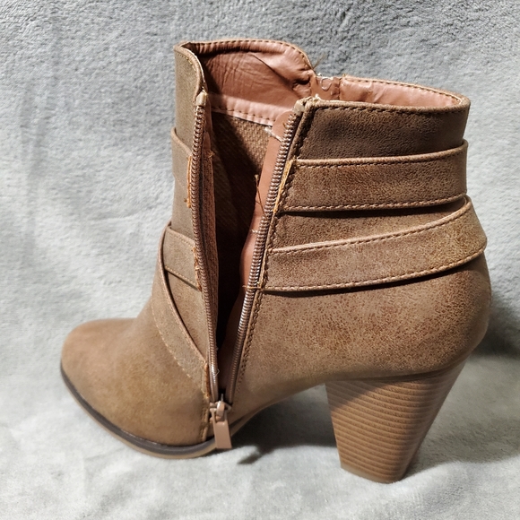 Forever Camila-69 NWOT Faux Leather Buckle and Strap Booties Tan Size 10 - Picture 8 of 12